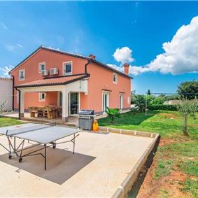 6 bedroom villa with pool near Sveti Lovrec and Poreč, sleeps 12